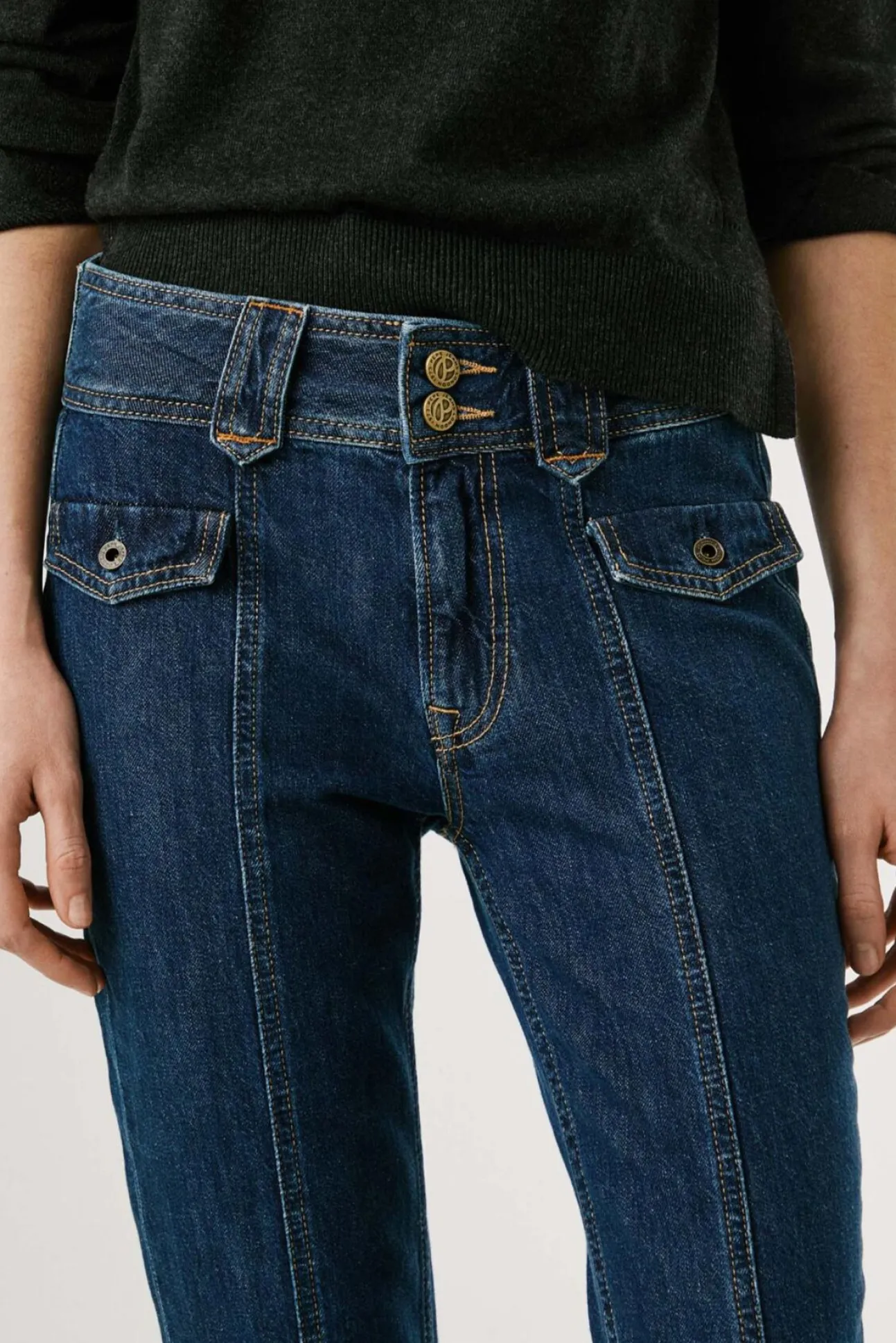 Calça jeans flare de corte baixo
