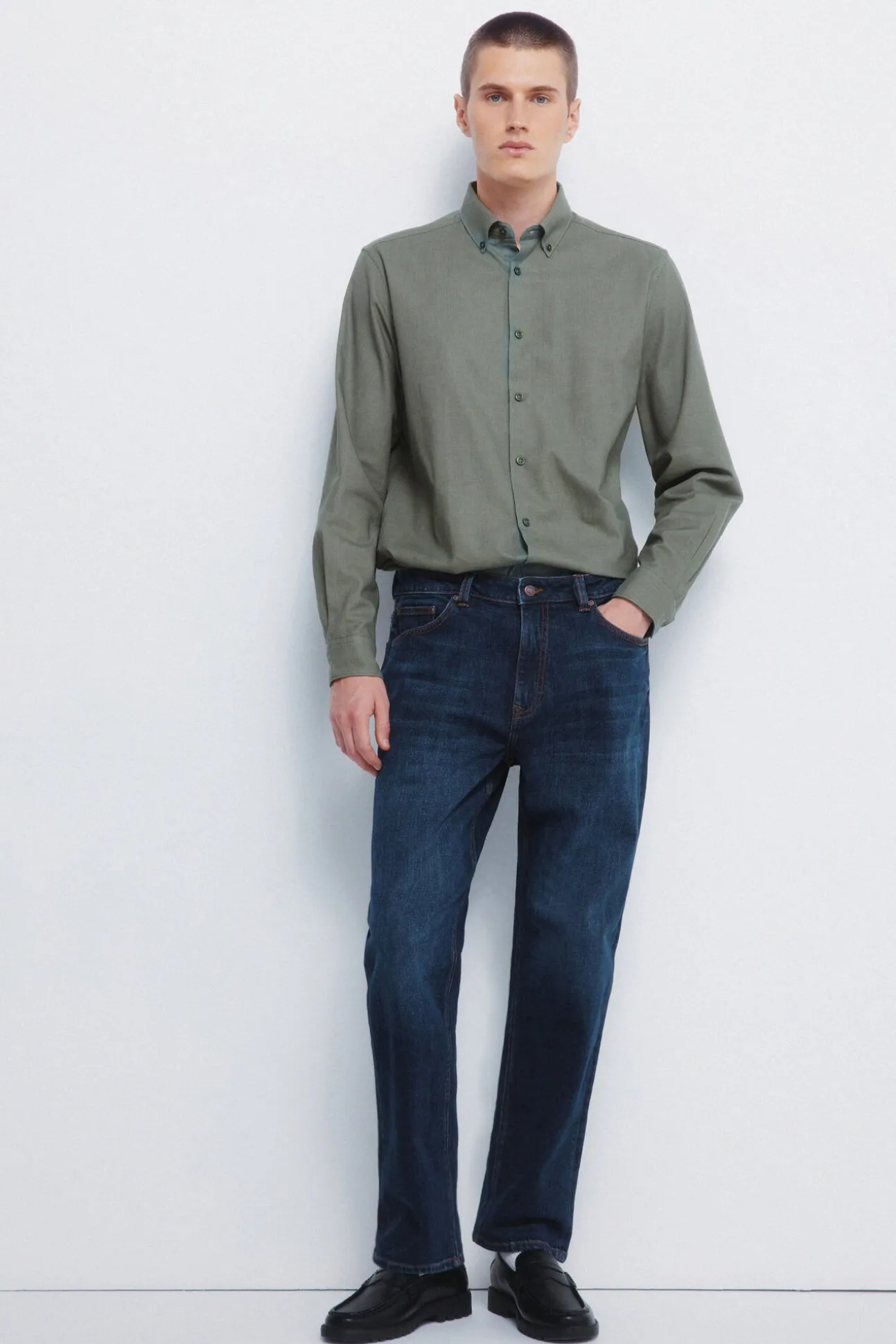 Calça jeans reta com lavagem escura