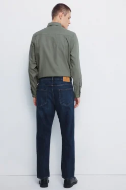 Calça jeans reta com lavagem escura