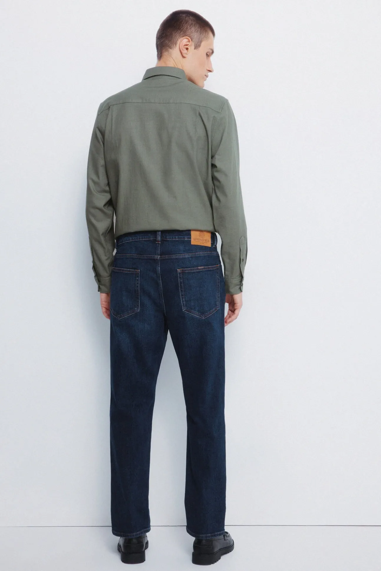 Calça jeans reta com lavagem escura