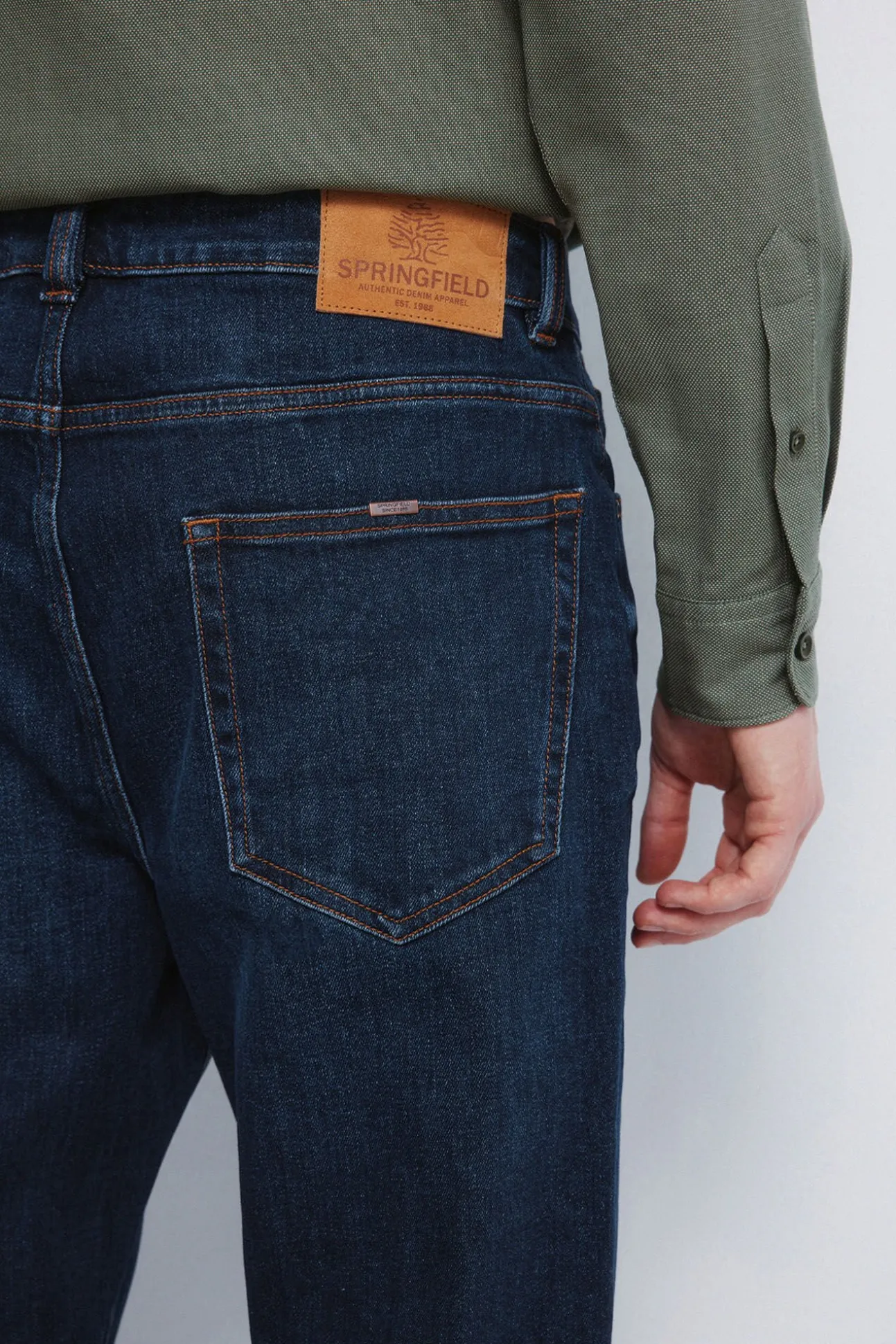 Calça jeans reta com lavagem escura