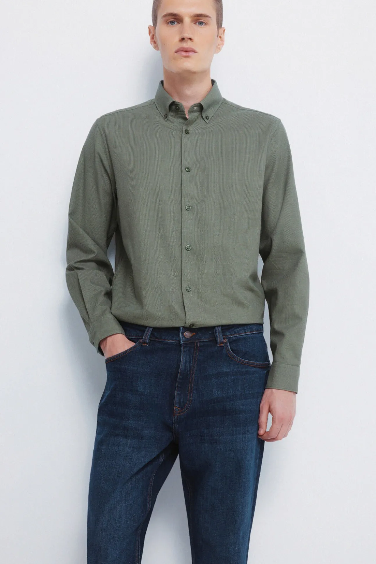Calça jeans reta com lavagem escura