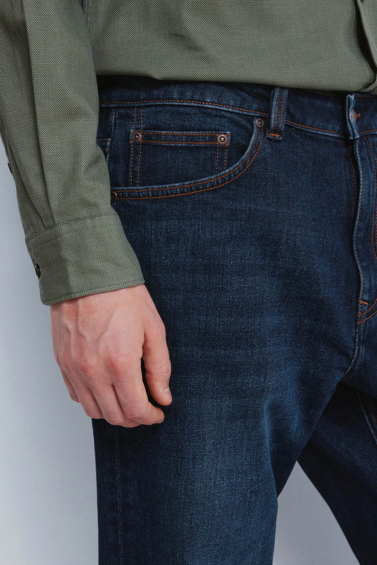 Calça jeans reta com lavagem escura