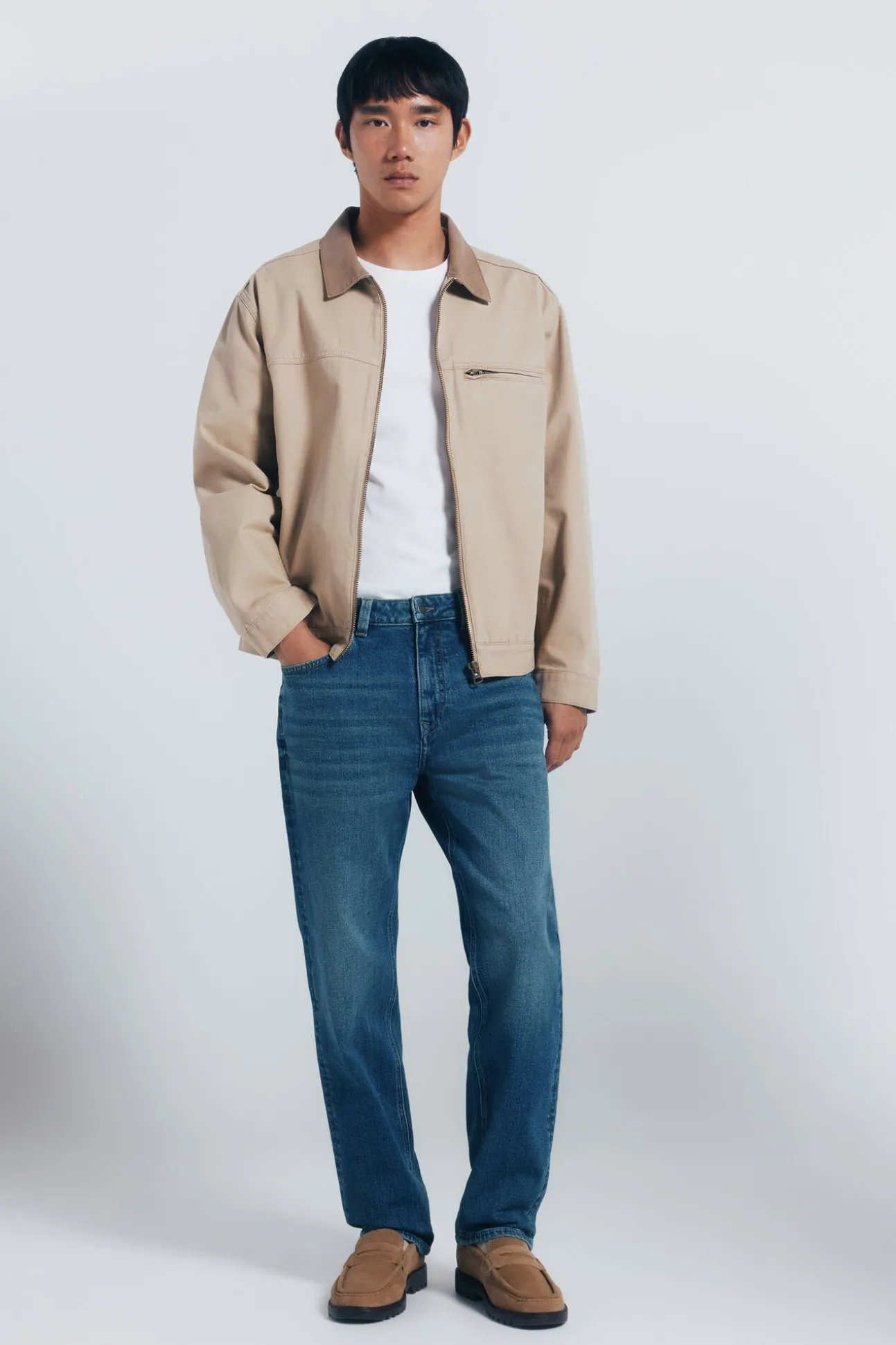 Calça jeans reta com lavagem escura e tingimento excessivo