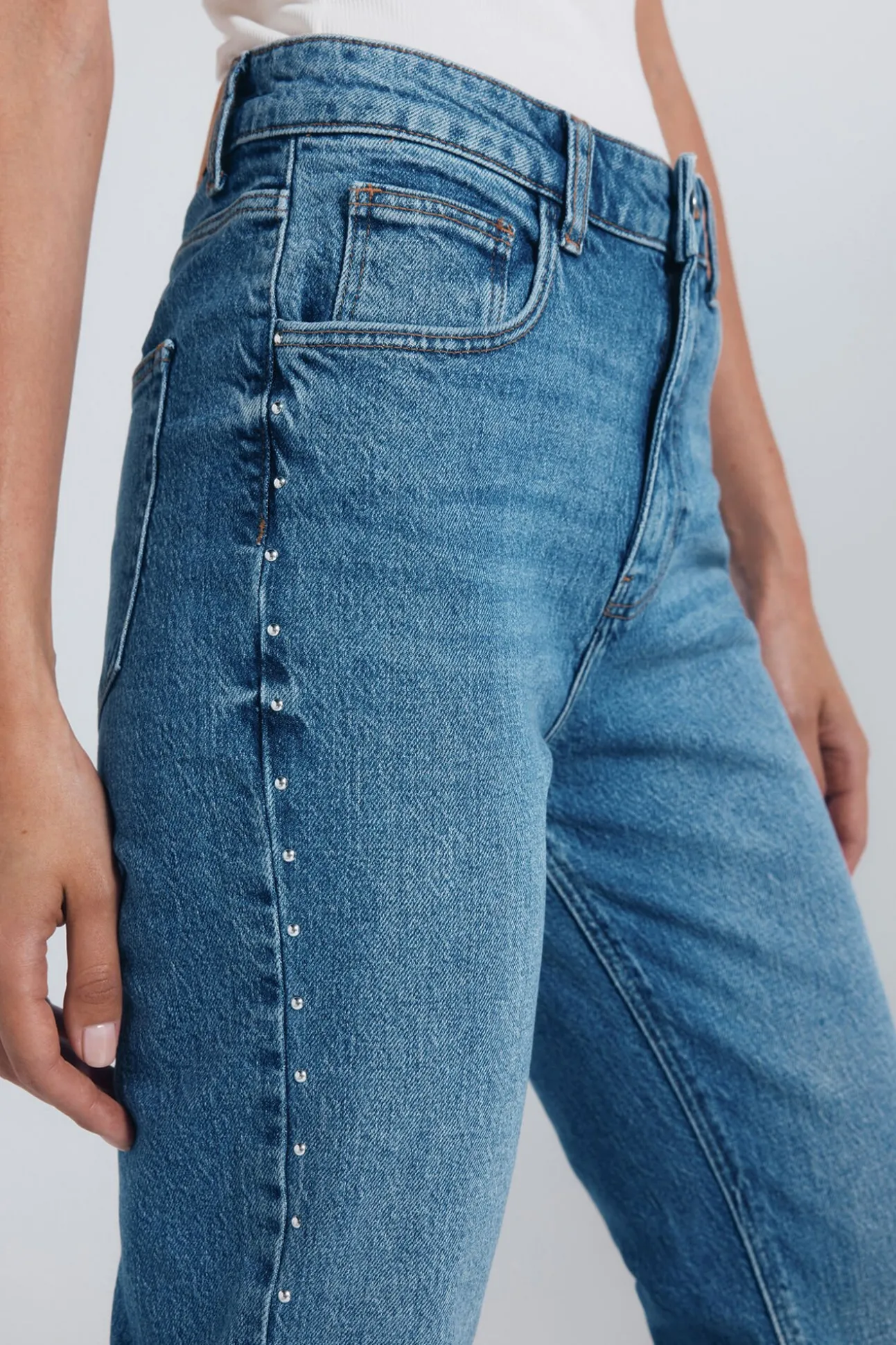 Calça jeans reta com tachas