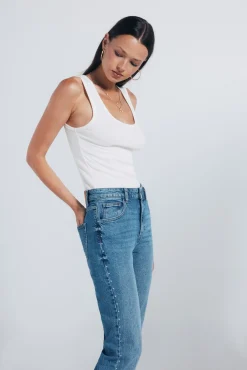 Calça jeans reta com tachas