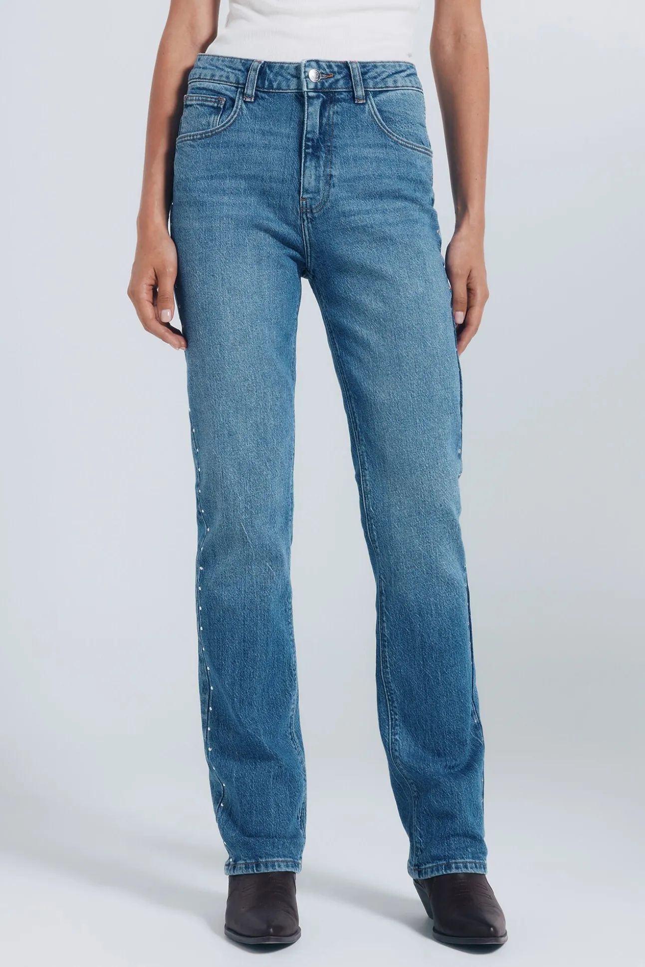 Calça jeans reta com tachas