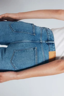 Calça jeans reta com tachas
