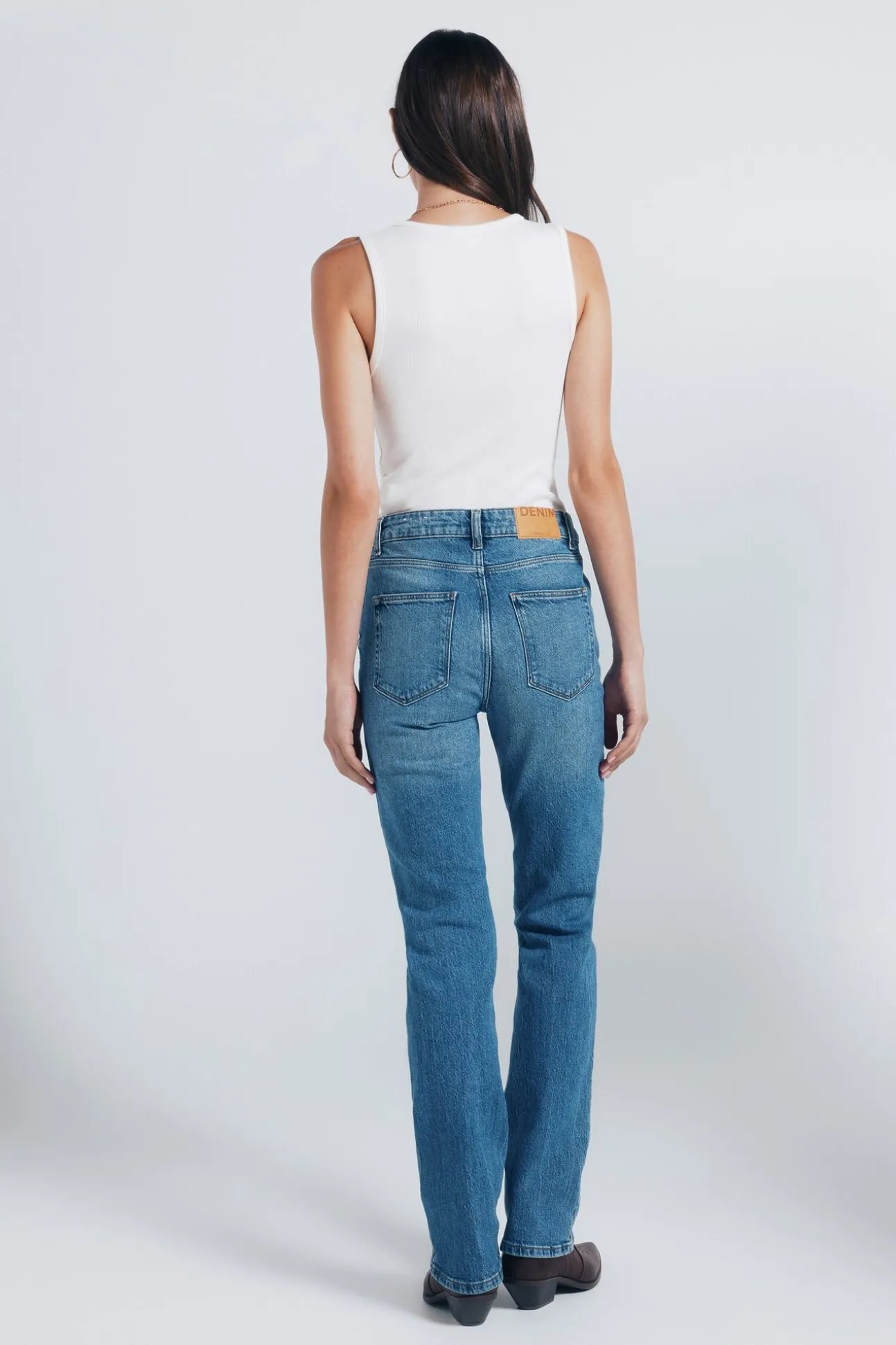 Calça jeans reta com tachas
