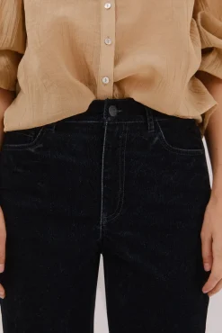 Calça Jeans Reta de Veludo