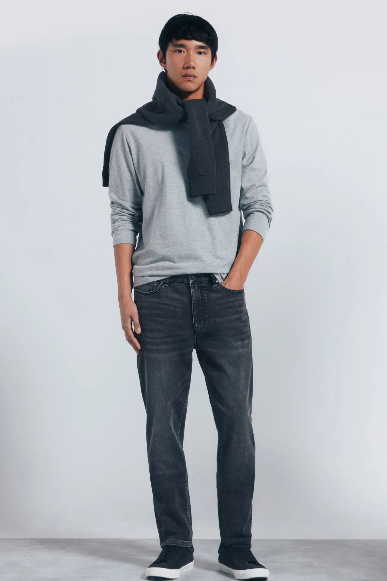 Calça jeans skinny cinza escuro