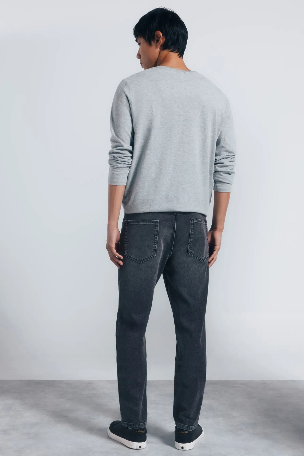 Calça jeans skinny cinza escuro