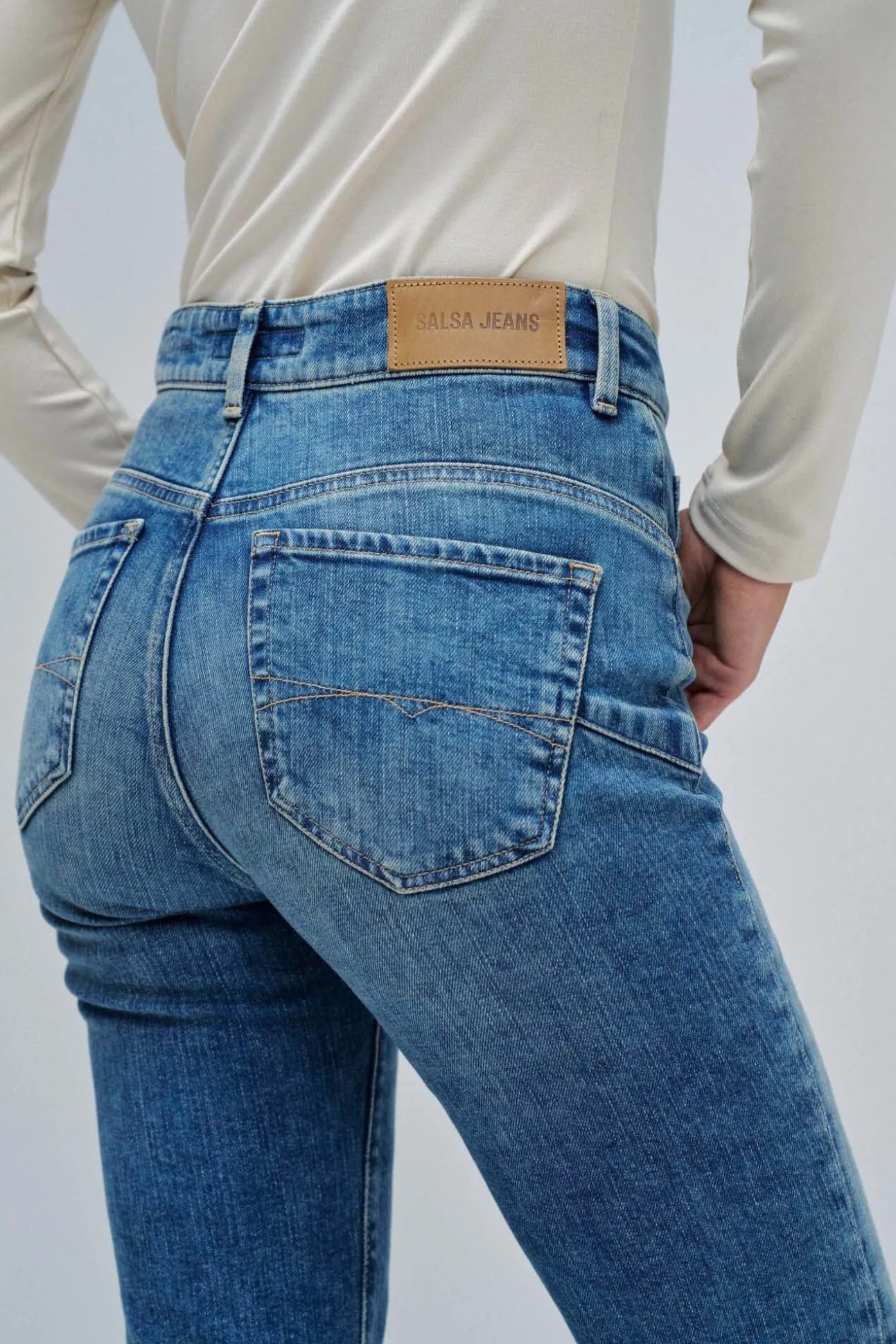 Calça jeans skinny de cintura curta
