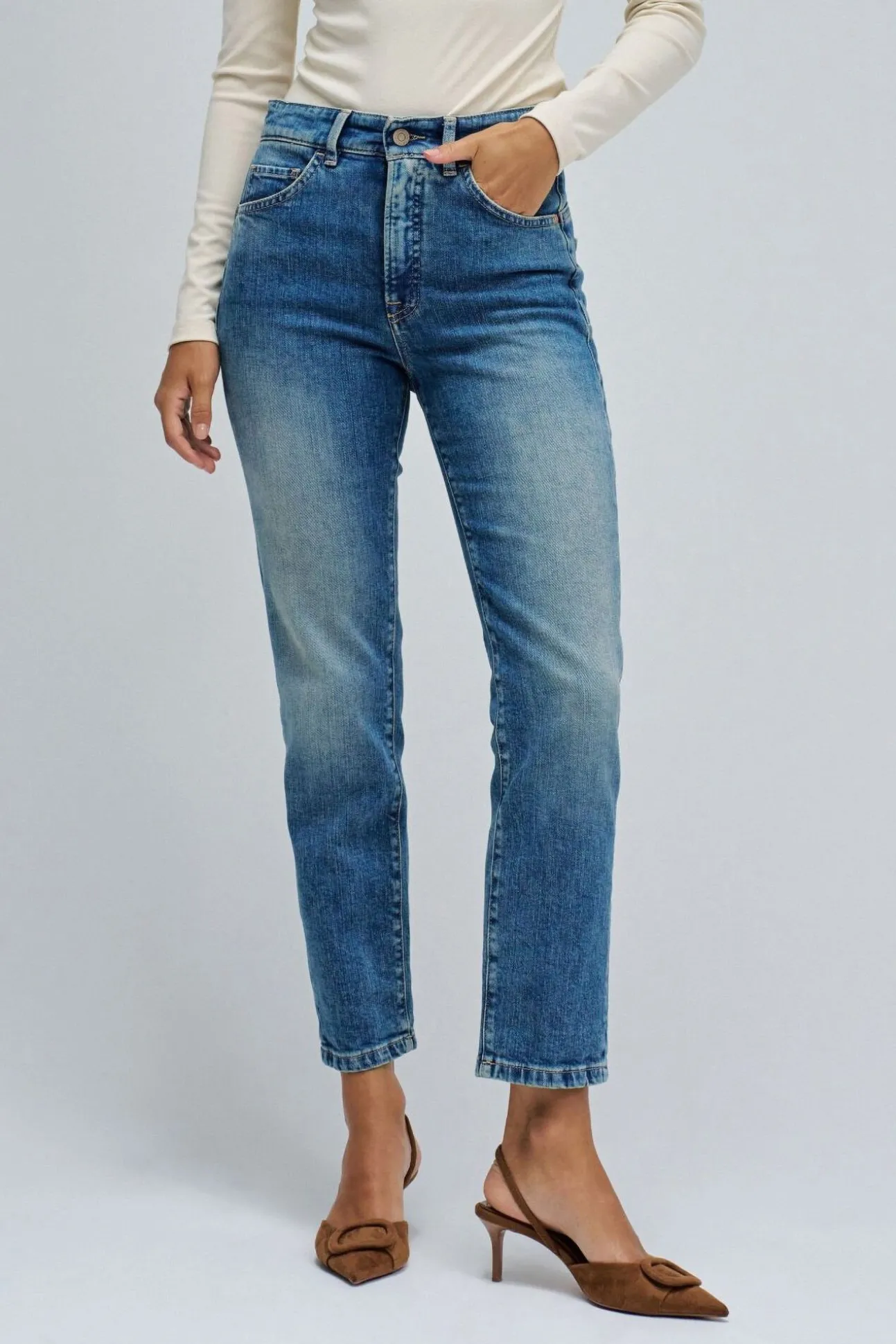 Calça jeans skinny de cintura curta