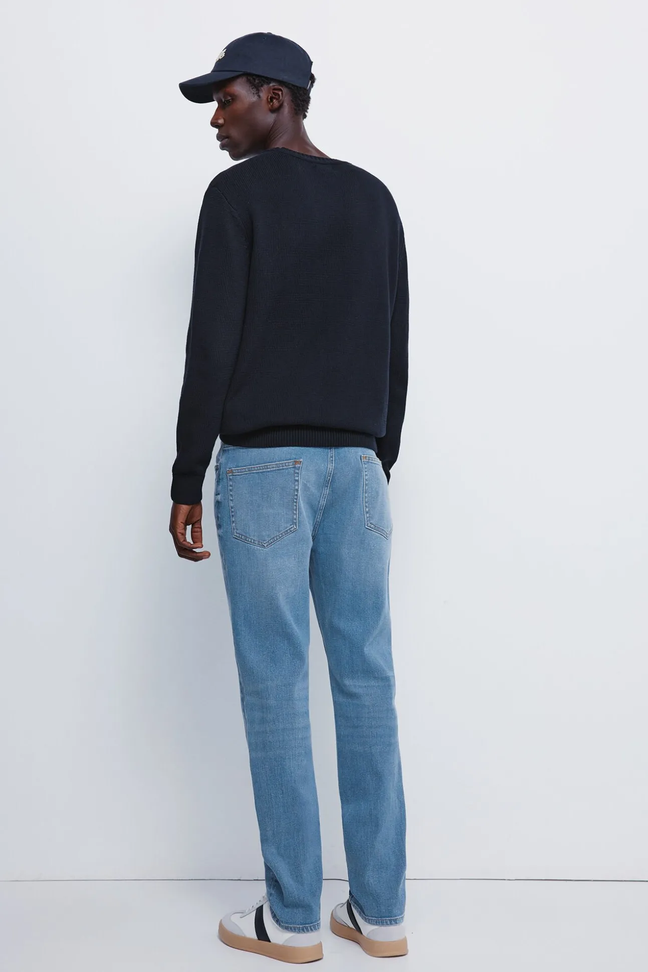 Calça jeans slim fit com lavagem média