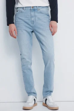 Calça jeans slim fit com lavagem clara