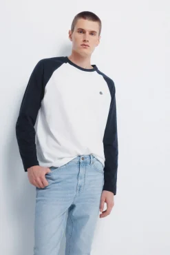 Calça jeans slim fit com lavagem clara
