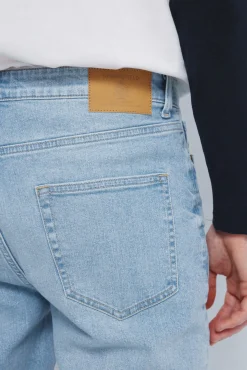 Calça jeans slim fit com lavagem clara