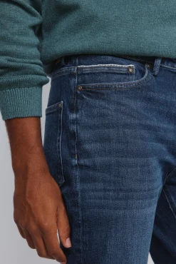 Calça jeans slim fit com lavagem escura média