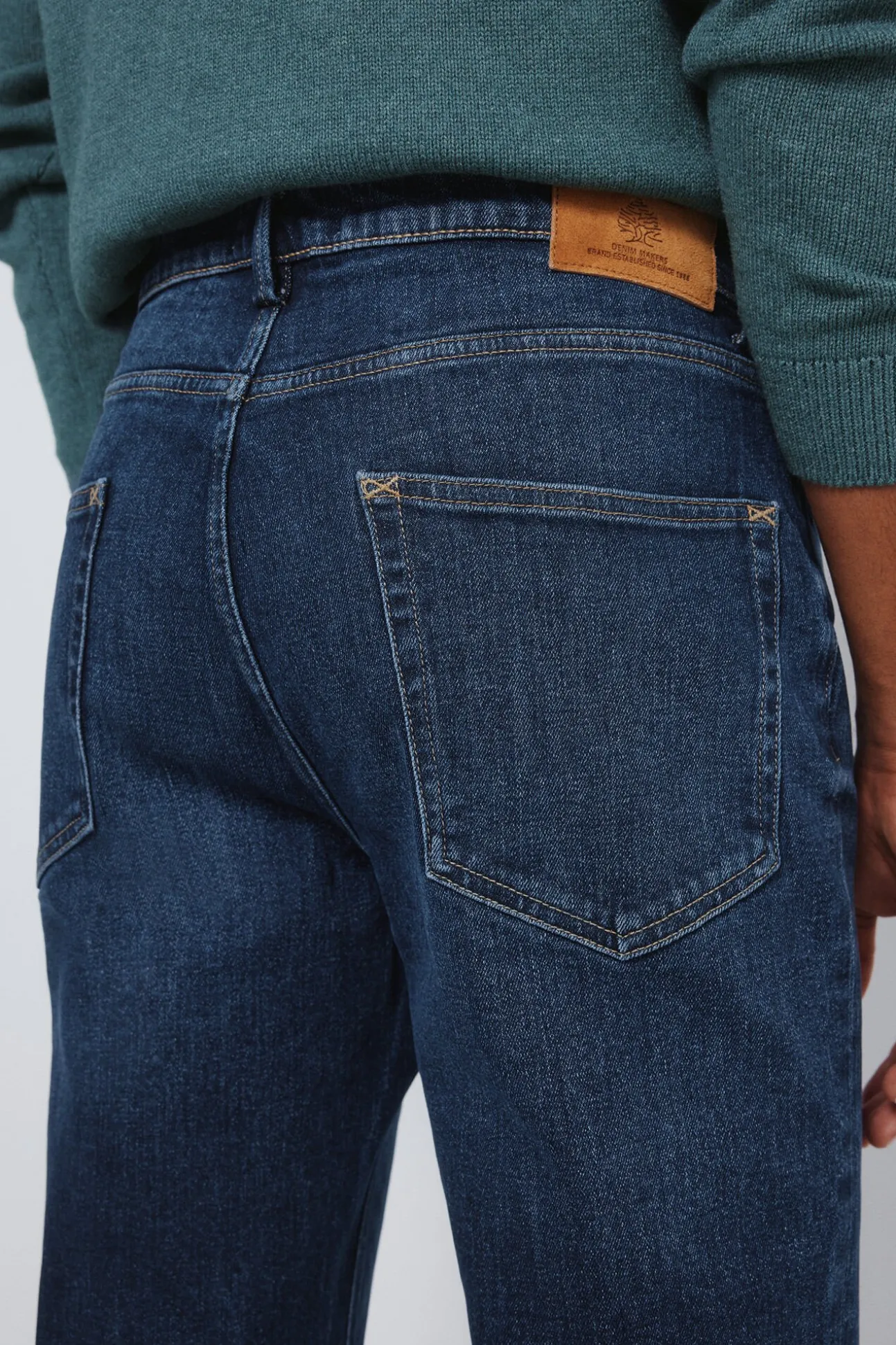 Calça jeans slim fit com lavagem escura média