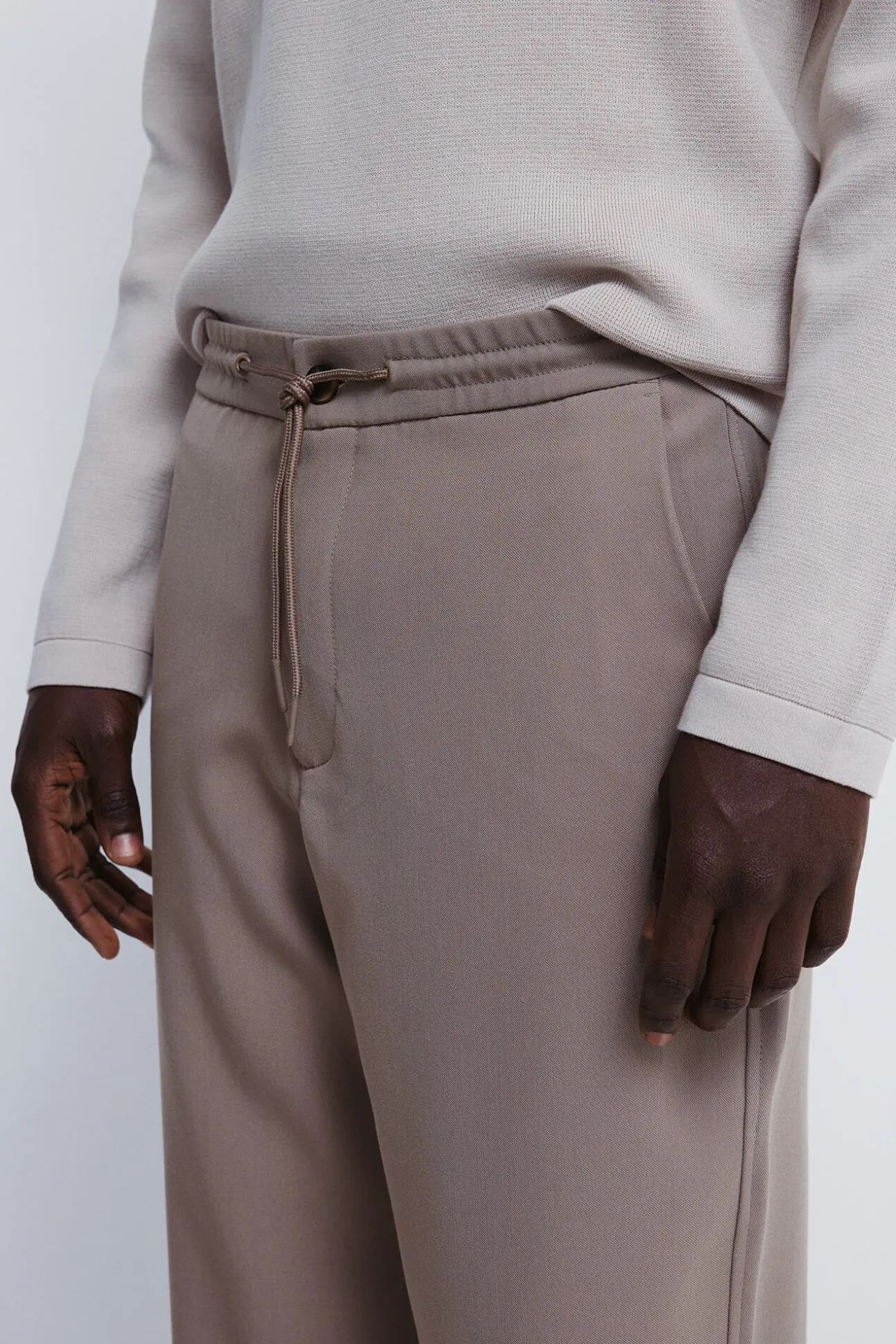 Calça jogger esvoaçante