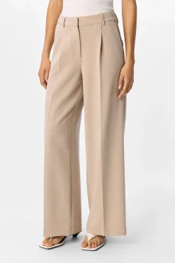 Calça largas com pregas