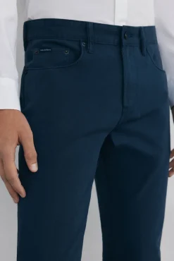 Calças 5 bolsos cor slim fit