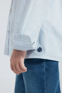 Camisa azul listrada fina para menino