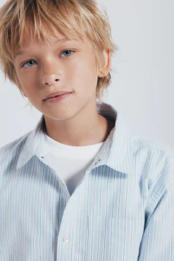 Camisa azul listrada fina para menino