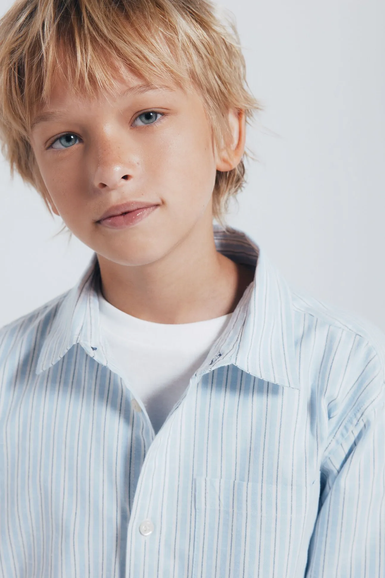 Camisa azul listrada fina para menino