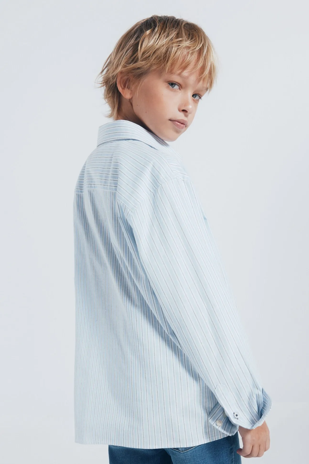 Camisa azul listrada fina para menino