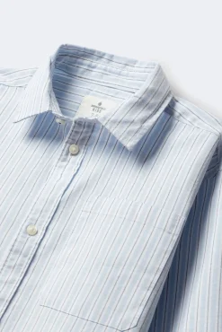 Camisa azul listrada fina para menino