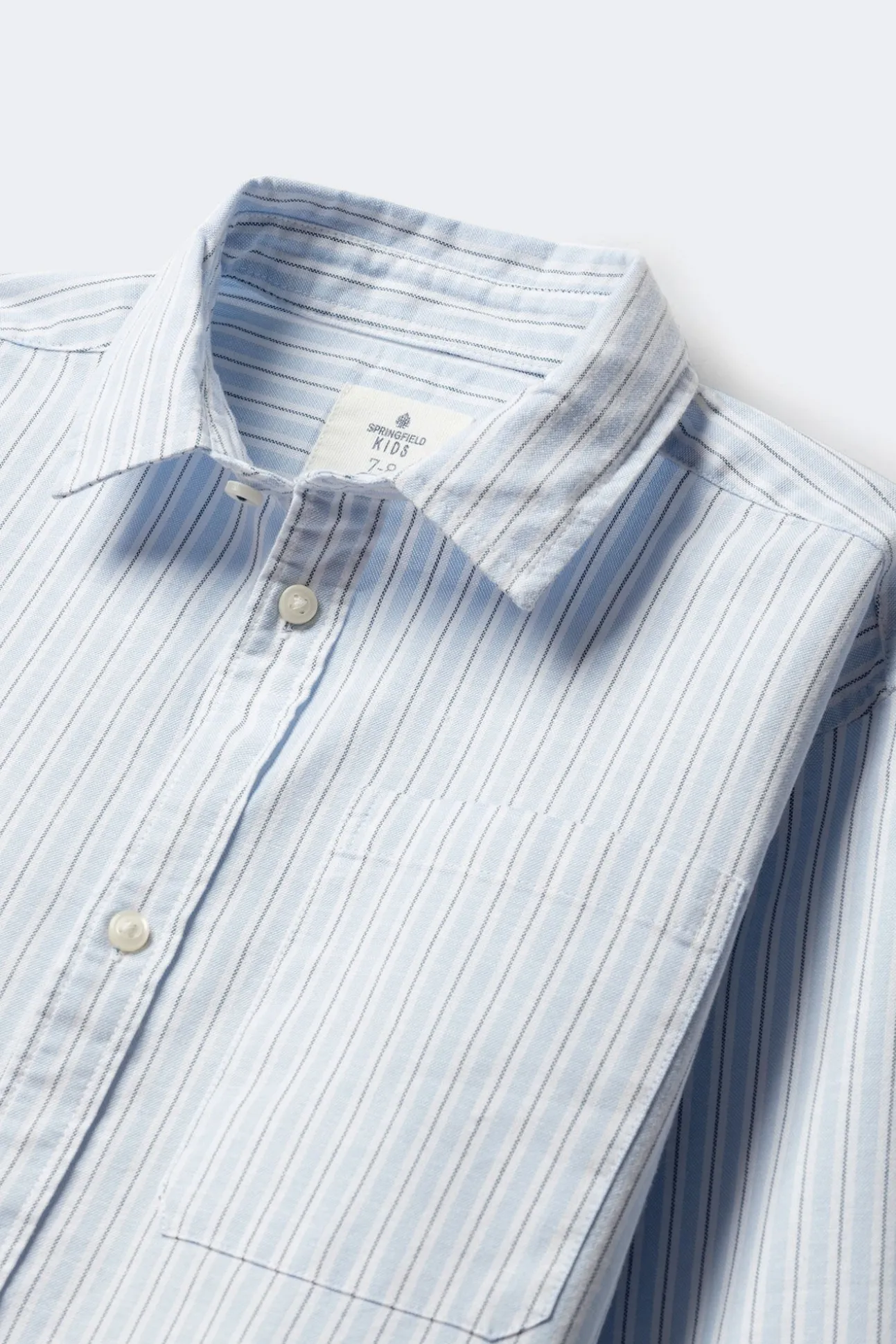 Camisa azul listrada fina para menino