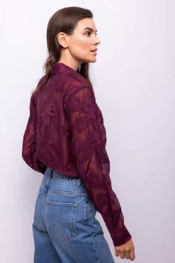 Camisa bordada com flores