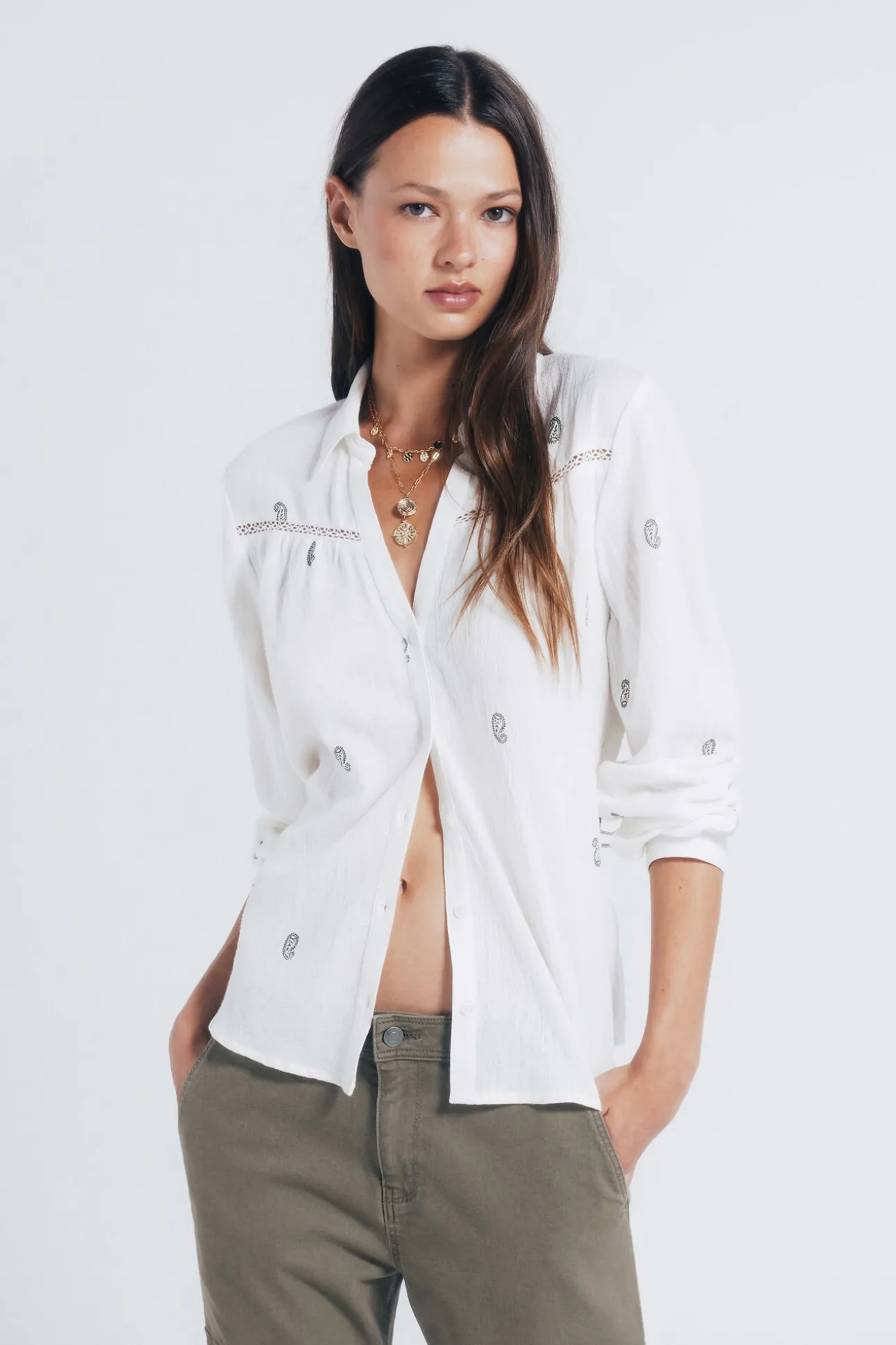 Camisa bordada em renda