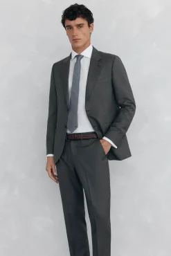 Camisa com abotoaduras, não passa a ferro e é resistente a manchas