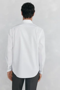 Camisa com abotoaduras, não passa a ferro e é resistente a manchas