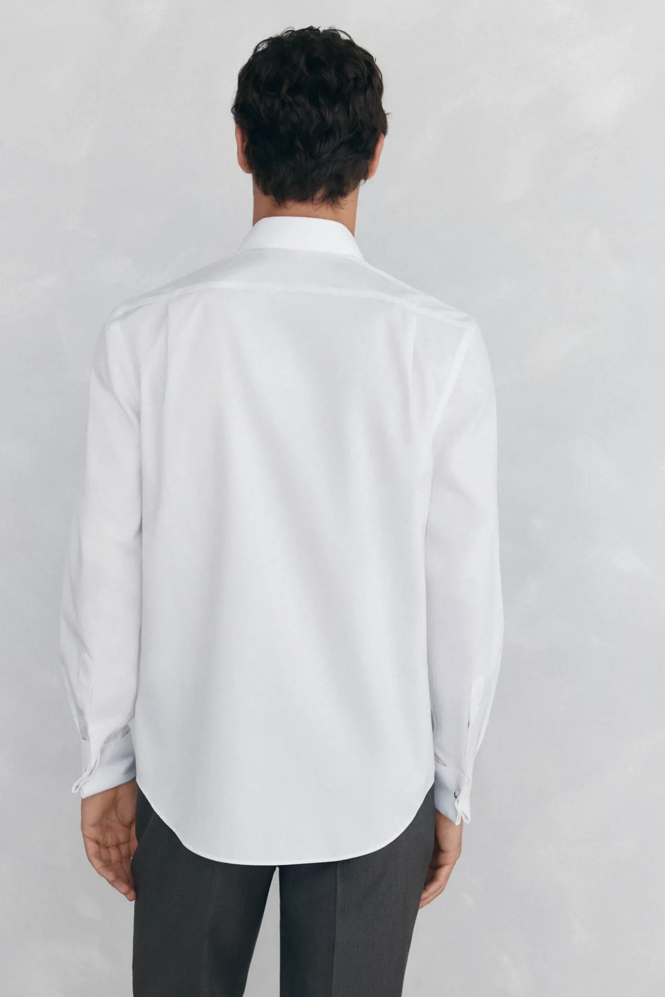 Camisa com abotoaduras, não passa a ferro e é resistente a manchas