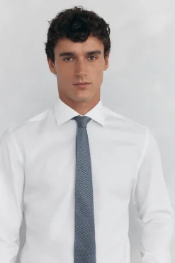 Camisa com abotoaduras, não passa a ferro e é resistente a manchas