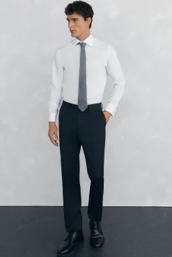Camisa com abotoaduras, não passa a ferro e é resistente a manchas