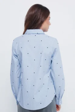 Camisa com detalhes bordados
