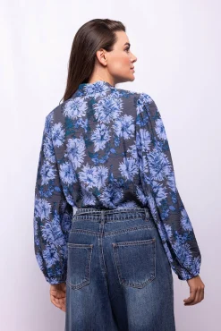 Camisa com estampado de flores