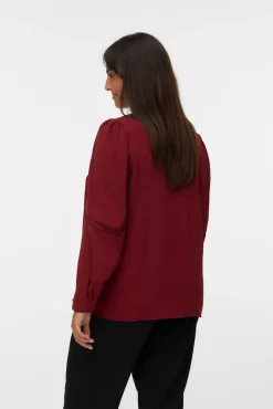 Camisa com gola em V curvo