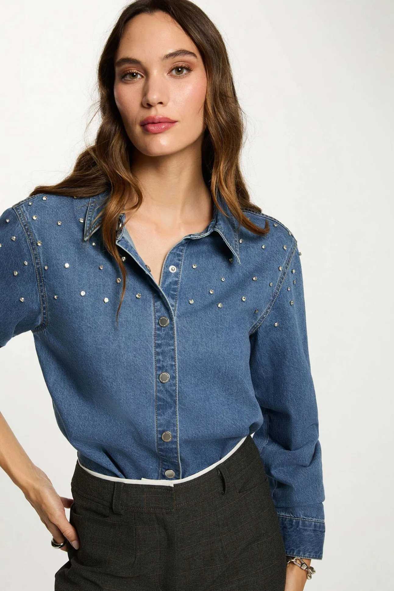 Camisa curta com cabochões