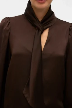 Camisa de cetim com laçada laço