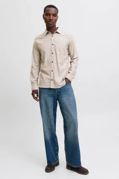 Camisa de corte regular.