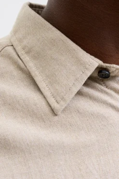Camisa de corte regular.