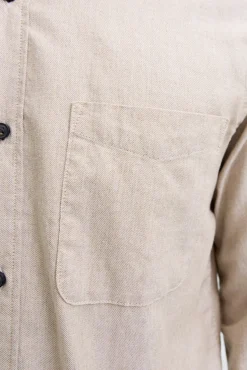 Camisa de corte regular.
