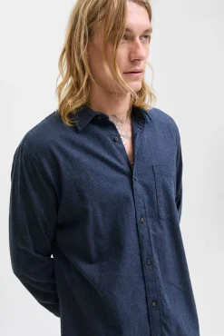 Camisa de corte regular.