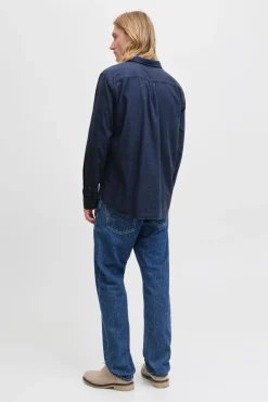 Camisa de corte regular.